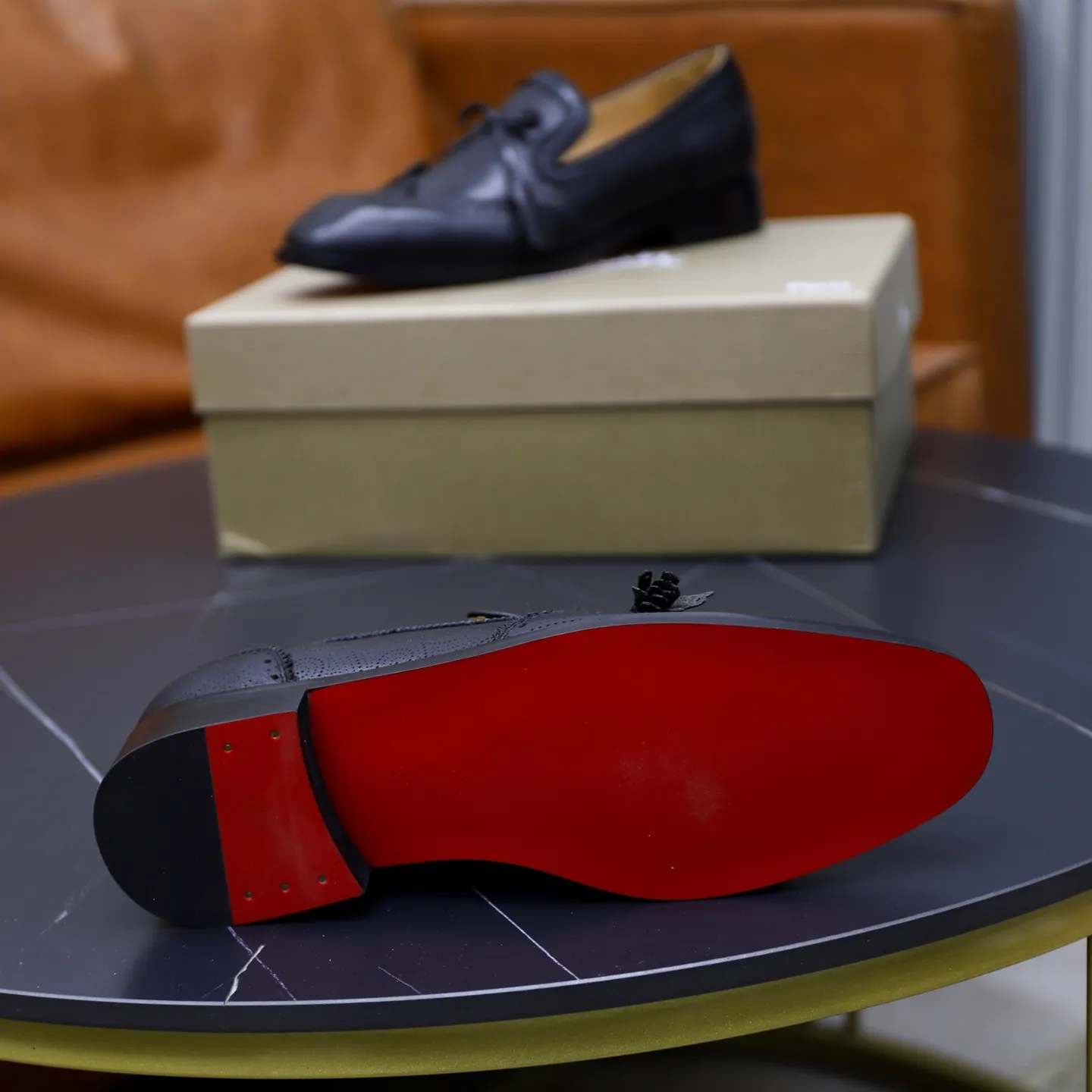 Ex-factory price: 680💰Christia*.Loubouti*🆑High-end men’s business formal leather shoes｜Classic red sole shoes｜Original imported first-layer cowhide｜Water-dyed cowhide lining｜Italian imported red rubber outsole｜High-end luxury｜Perfect interpretation of fashion, sunshine, style, suitable for various occasions Size: 38-44 (customized for 45, 46, 47)